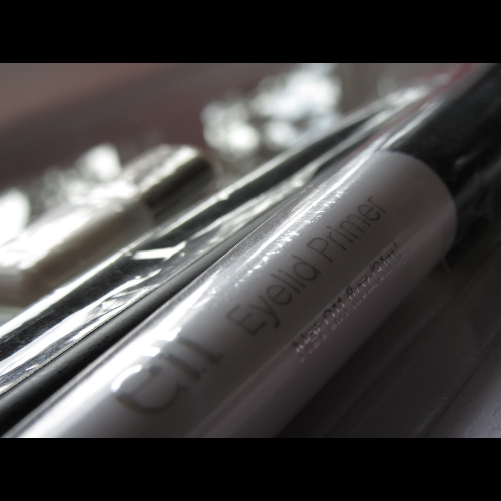 3 brushes— 2 elf, 1 Clinique. 1 Eye shadow primer